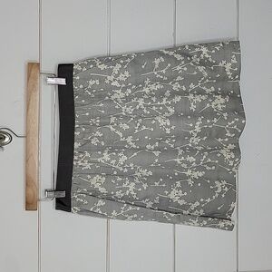 LOFT Ann Taylor size 4 grey with white floral mini silk/cotton skirt